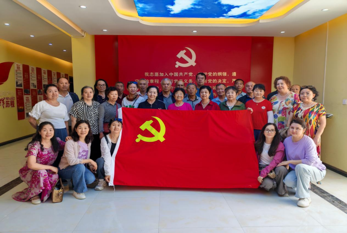 追寻红色印记、传承革命精神 —学院离退休党总支开展“增添正能量·共筑中国梦”主题党日活动